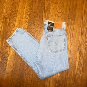 💕SOLD💕 Levi 501 cropped distressed jeans. Size 27x26